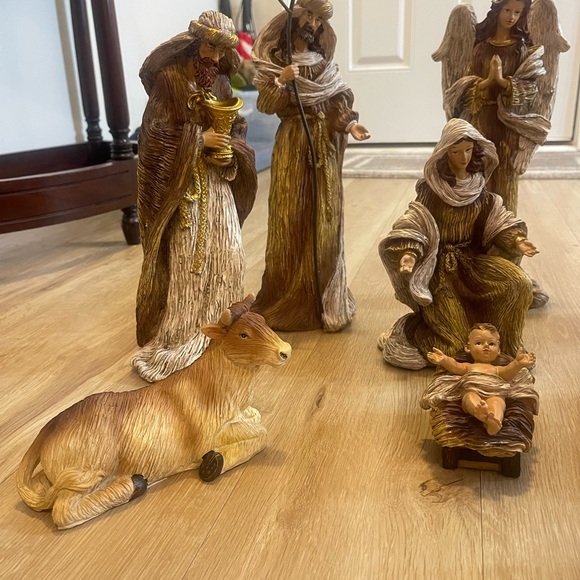 Resin Golden Nativity - Picture 2 of 7